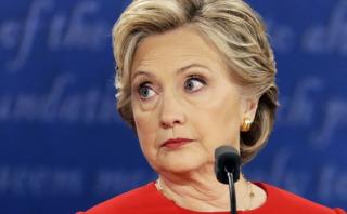 Correos de Clinton exponen sus relaciones con Wall Street