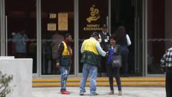 Cambistas aseguran que amparo les permite seguir en las calles