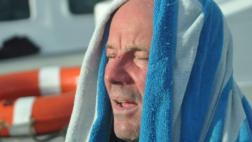 ¿Cómo sobreviví 28 horas a la deriva tras caer de un barco?
