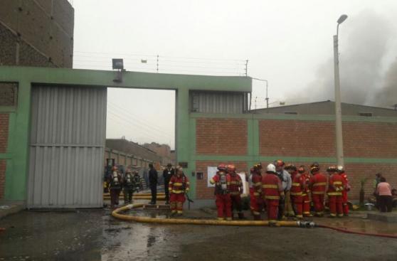 Incendio en El Agustino: bomberos siguen trabajos tras 12 horas