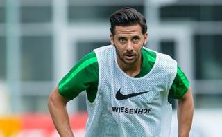 Claudio Pizarro acelera su recuperación para debutar con Bremen