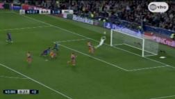 Espectacular doble atajada de Claudio Bravo en la Champions