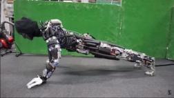 Crean robot que transpira cuando hace flexiones de brazos