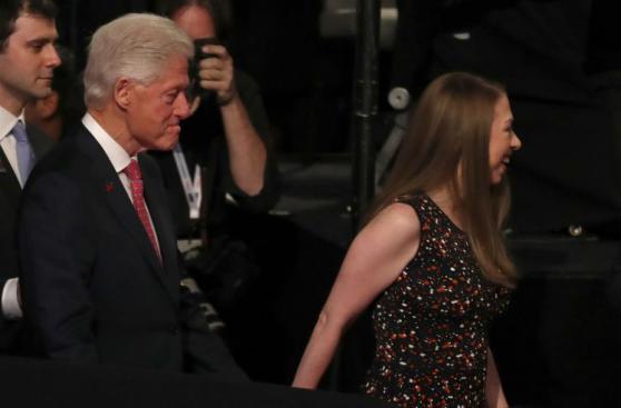 Así vivió la familia de Clinton el tercer debate [FOTOS]