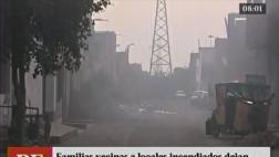 El Agustino: vecinos huyen del humo que persiste tras incendio