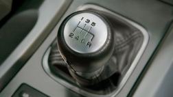 No pueden robar auto por no saber usar una caja mecánica