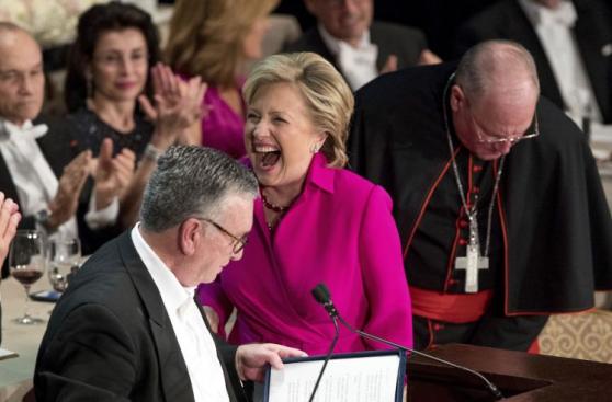 Clinton y Trump intercambian bromas en cena de caridad [FOTOS]
