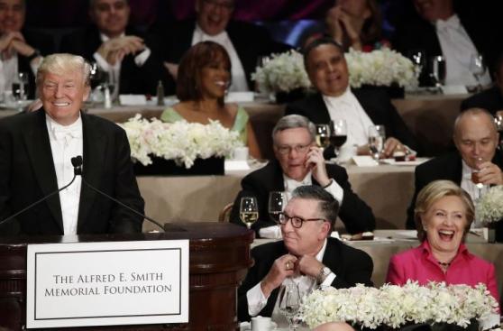 Clinton y Trump intercambian bromas en cena de caridad [FOTOS]
