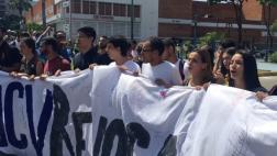 Estudiantes venezolanos protestan tras suspensión de referendo
