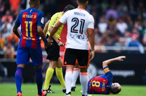 Barcelona: Iniesta y las dolorosas imágenes de su lesión