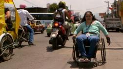 México: Dificultad para transitar las calles en silla de ruedas