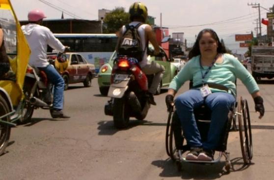 México: Dificultad para transitar las calles en silla de ruedas
