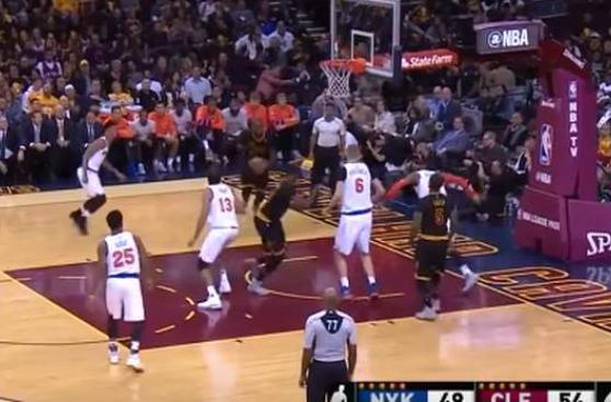 LeBron se lució con dos espectaculares clavadas consecutivas