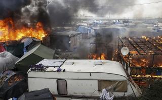 Incendios en tercer día de evacuaciones en “Jungla” de Calais