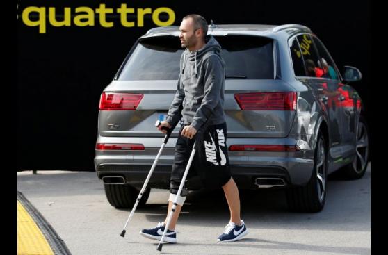 Barcelona: Andrés Iniesta reapareció con muletas tras lesión