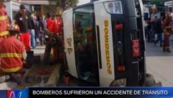 Ambulancia de bomberos se volcó al ser embestida por camioneta