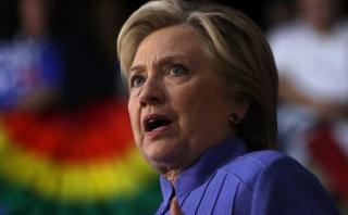 FBI obtiene orden para investigar correos de asesora de Clinton