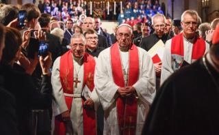 Francisco llama a protestantes y católicos a "pedir perdón"