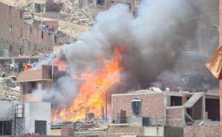Incendio en San Martín de Porres afectó tres viviendas