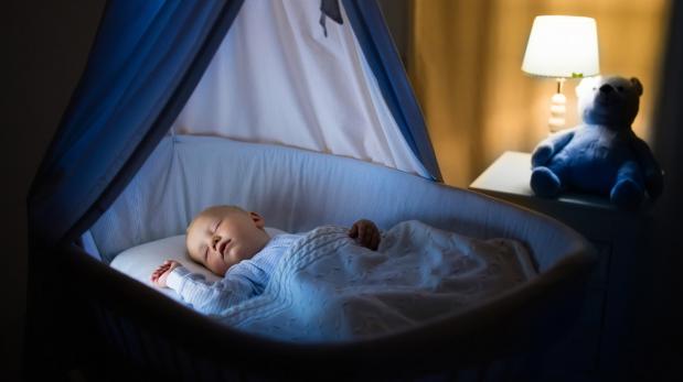 ¿Los bebes deben dormir en el cuarto de sus padres?