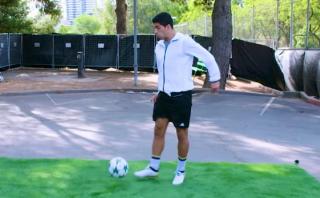 Luis Suárez y su magistral control de un balón desde 35 metros