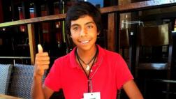 El niño empanadero ahora sorprende al vender en varios idiomas