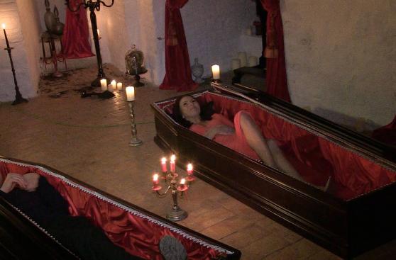 Dos turistas pasan noche de Halloween en el castillo de Drácula