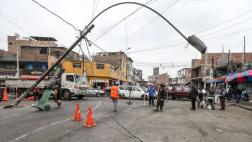 SMP: camión de basura derribó poste ubicado en medio de pista