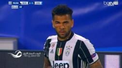 Dani Alves quedó con el ojo hinchado en partido de Champions