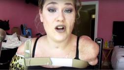 Joven sin brazos ni piernas da una lección de maquillaje