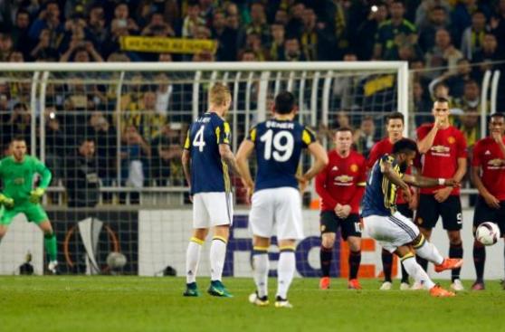 United: De Gea se quedó estático ante gran tiro libre de Lens