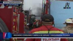 Incendio destruyó almacén de vehículos en La Victoria
