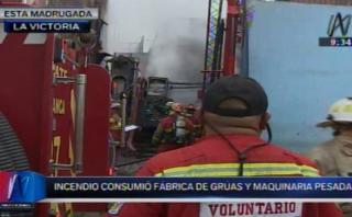 Incendio destruyó almacén de vehículos en La Victoria