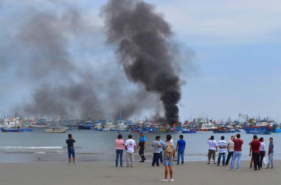 Paita: cuatro pescadores heridos tras incendio de embarcaciones