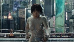 "Ghost in the Shell": Scarlett Johansson pelea en nuevo teaser