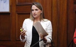 Luciana León dice que compra de satélite sigue generando dudas