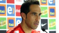 Claudio Bravo se enojó con periodista por pregunta sobre Falcao