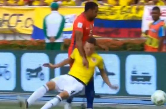 Chile: Beausejour se salvó de la roja tras este manotazo
