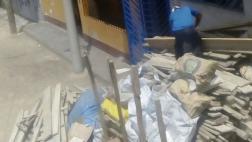 Utiliza la calle para dejar tablas causando malestar a vecinos