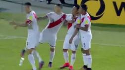 Los botellazos que cayeron de la tribuna tras el gol de Cueva