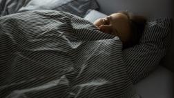 ¿Por qué te puede ser difícil dormir bien en la noche?