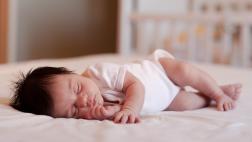 ¿Es bueno entrenar a los bebés para que duerman toda la noche?