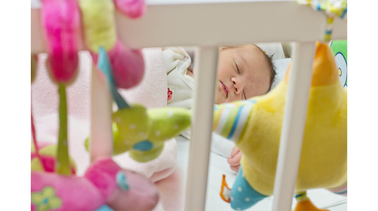 ¿Es bueno entrenar a los bebés para que duerman toda la noche?