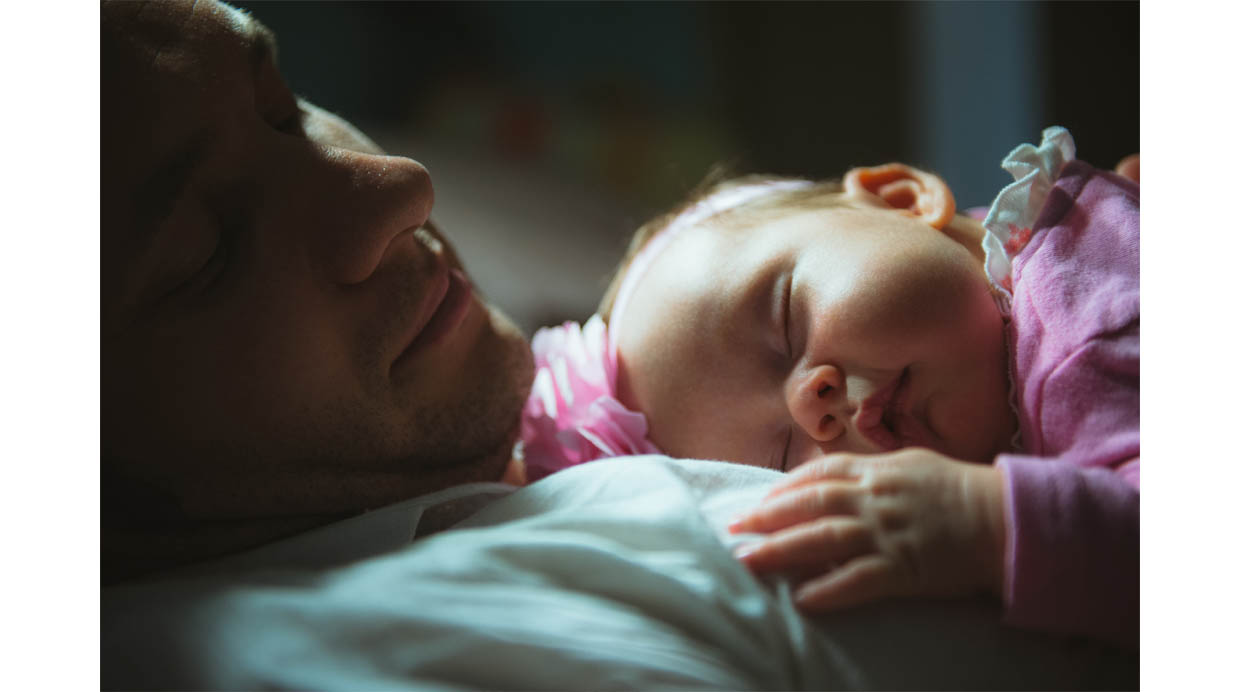 ¿Es bueno entrenar a los bebés para que duerman toda la noche?