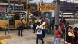 Coaster chocó contra poste en la Av. La Marina