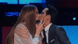 Grammy: el beso de Marc Anthony y J.Lo tras emotivas palabras