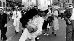 La historia del marinero del famoso beso del fin de la guerra