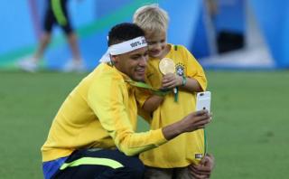 Neymar no se separa de su hijo ni cuando entrena: mira el video
