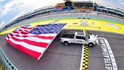 Pick-up obtiene Récord Guinness por ondear bandera gigante