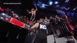 WWE: Seth Rollins realizó maniobra suicida ante Kevin Owens